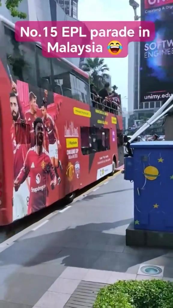 游街示眾？曼聯在馬來西亞街頭大巴游行，球迷笑噴